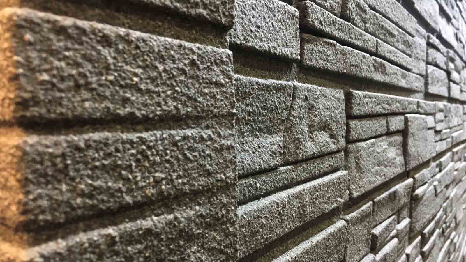 ADD STONE 的亞仿石牆板近距離看也沒有問題，石頭的質感和紋理有如真實石材所搭建的牆面