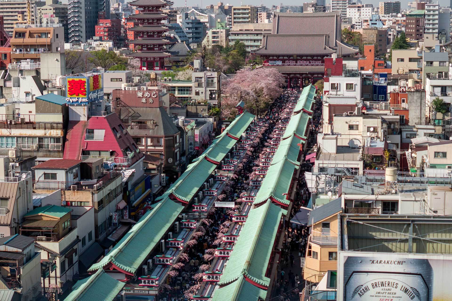 浅草寺の街並み、現代と伝統的な建物とが共存