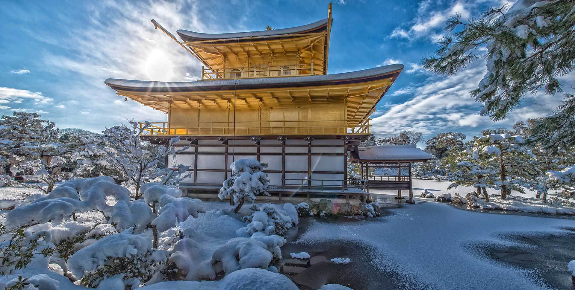 日本京都的金閣寺冬天飄雪的景緻，寒冬降雪氣溫可到-10℃，但是夏天高溫可到40℃的酷熱