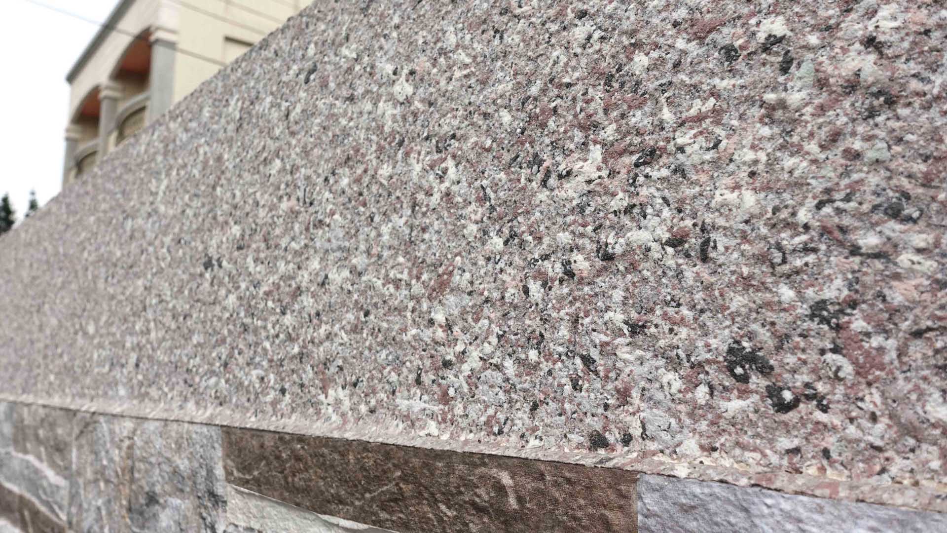 Việc sử dụng sơn giả đá hoa cương phun lên bề mặt bức tường tạo ra sản phẩm điêu khắc đá granit như thật , và kết hợp cùng miếng đá thật bên dưới trông thật hoàn hảo  
