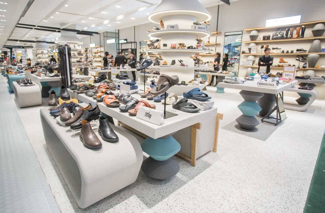 The shop counter of the department store, the soft shape, wood and colorful veins of granite. Application of natural materials brought out the warm and soft line of the elegant style which replaces the dark and heavy expressions.